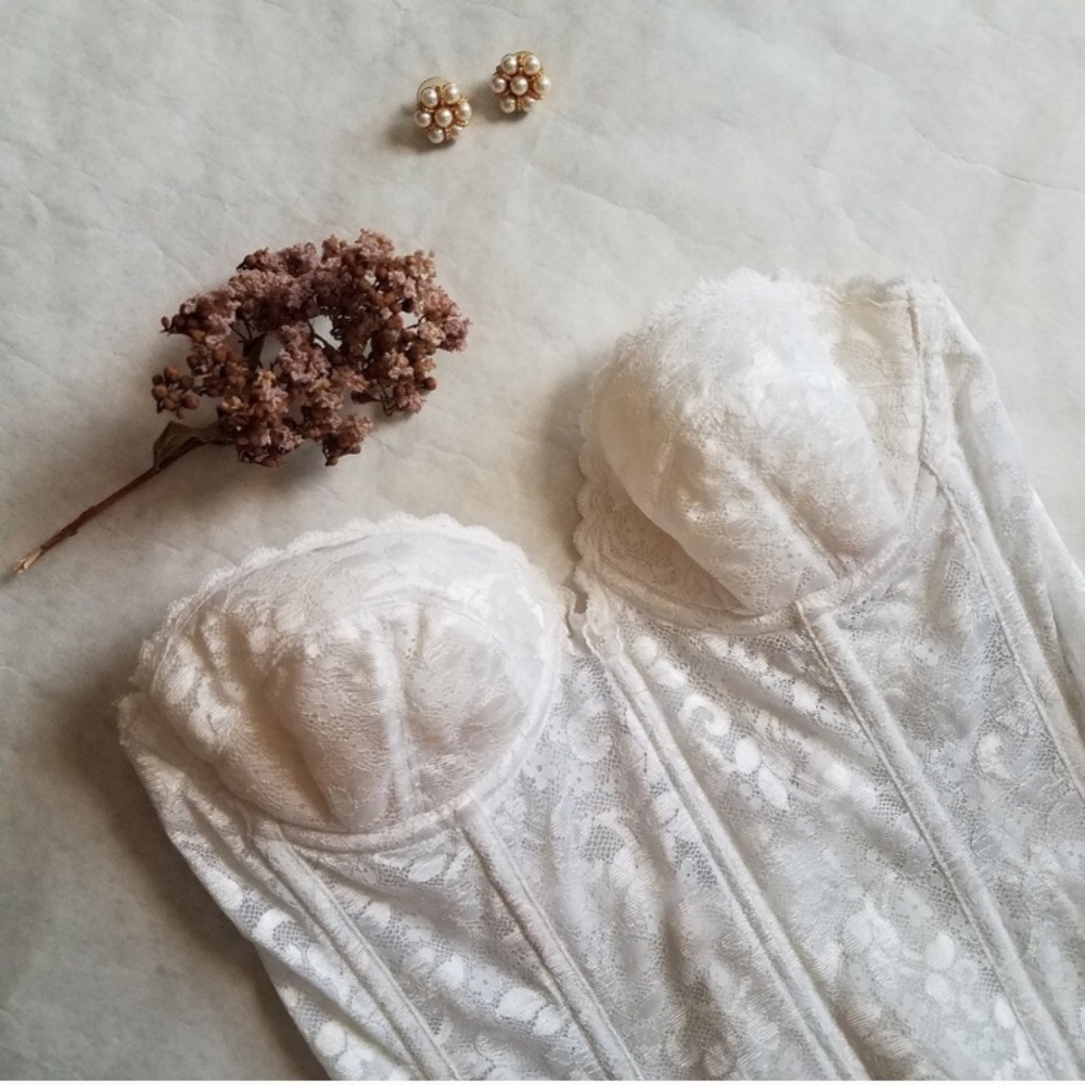 VTG white lace bustier corset top with suspenders